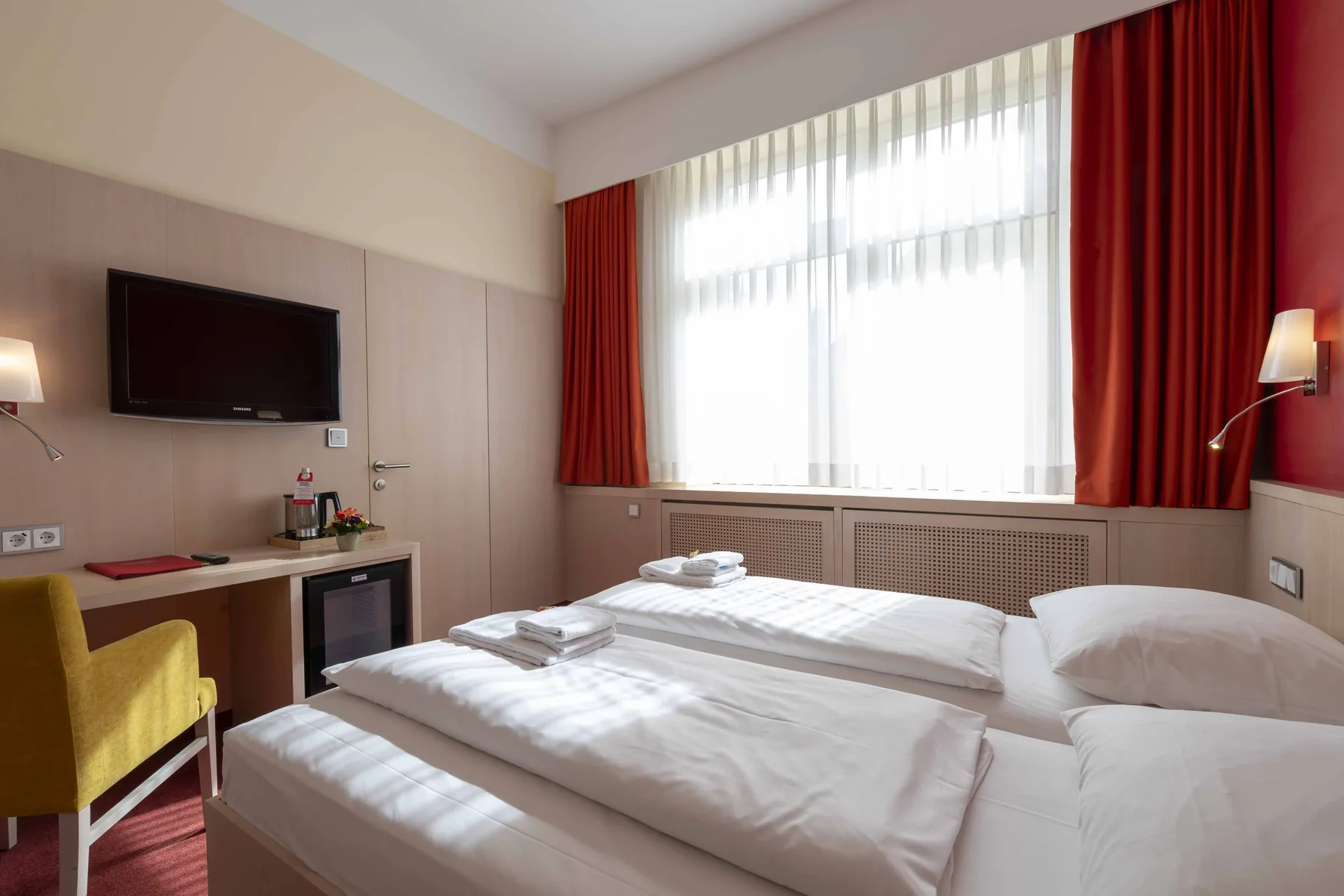 Helles Doppelzimmer mit Morgensonne, Hotel ADRIA München